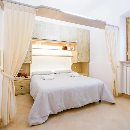 Guesthost - Fratti's House